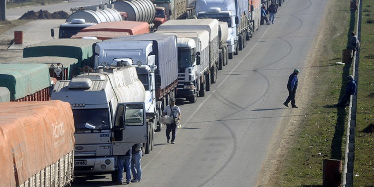 Paro de camioneros. gran cantidad de camiones fueron parte del paro realizado por el gremio de moyano sobre avenida de circunvalacion. . LA CAPITAL/HÃ©ctor Rio (Rosario - Argentina - Tags: Ciudad)