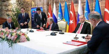 Òóðöèÿ. Ñòàìáóë. Ìèíèñòð îáîðîíû ÐÔ Ñåðãåé Øîéãó (ñëåâà), ãåíåðàëüíûé ñåêðåòàðü ÎÎÍ Àíòîíèó Ãóòåððèø (÷åòâåðòûé ñëåâà), ïðåçèäåíò Òóðöèè Ðåäæåï Òàéèï Ýðäîãàí (âòîðîé ñïðàâà) è ìèíèñòð îáîðîíû Òóðöèè Õóëóñè Àêàð (ñïðàâà) âî âðåìÿ ïîäïèñàíèÿ ñîãëàøåíèÿ î ñîçäàíèè çåðíîâîãî êîðèäîðà äëÿ âûâîçà ïî ×åðíîìó ìîðþ çåðíà ñ Óêðàèíû. Ðàíåå â Ñòàìáóëå ïðîøëè ïåðåãîâîðû äåëåãàöèé Ðîññèè, Òóðöèè, Óêðàèíû è äåëåãàöèè ÎÎÍ ïî óðåãóëèðîâàíèþ çåðíîâîãî âîïðîñà. Ñíèìîê ñ âèäåî. Ìàêñèìàëüíî âîçìîæíîå êà÷åñòâî. Ïðåññ-ñëóæáà àäìèíèñòðàöèè ïðåçèäåíòà Òóðöèè/ÒÀÑÑ