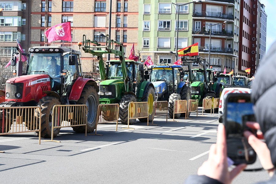 LEON, 23/02/2024.- Manifestación de agricultores y ganaderos, convocados por las organizaciones agrarias, este viernes, en León. EFE/J.Casares