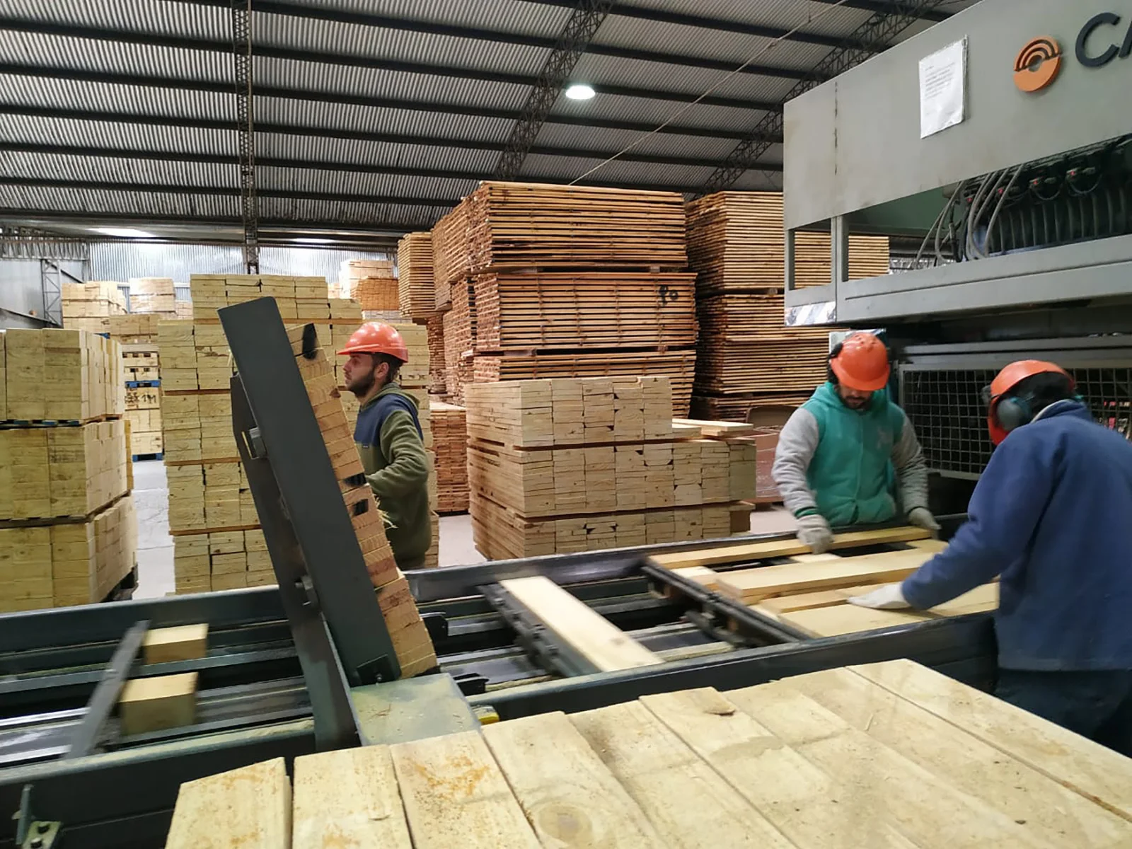 El aserradero Linor SRL anunció su cierre y los trabajadores bloquearon el retiro de la maquinaria para evitar un vaciamiento