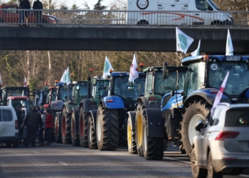 Ableiges (Francia), 25/01/2024.- Docenas de tractores bloquean una carretera cerca de Ableiges, al norte de París, Francia, este viernes. Los agricultores franceses continúan sus protestas con bloqueos de carreteras y manifestaciones frente a edificios estatales esperando una respuesta de al Gobierno a su solicitud de ayuda "inmediata" de varios cientos de millones de euros. EFE/Mohammed Badra