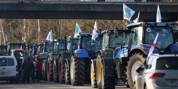 Ableiges (Francia), 25/01/2024.- Docenas de tractores bloquean una carretera cerca de Ableiges, al norte de París, Francia, este viernes. Los agricultores franceses continúan sus protestas con bloqueos de carreteras y manifestaciones frente a edificios estatales esperando una respuesta de al Gobierno a su solicitud de ayuda "inmediata" de varios cientos de millones de euros. EFE/Mohammed Badra